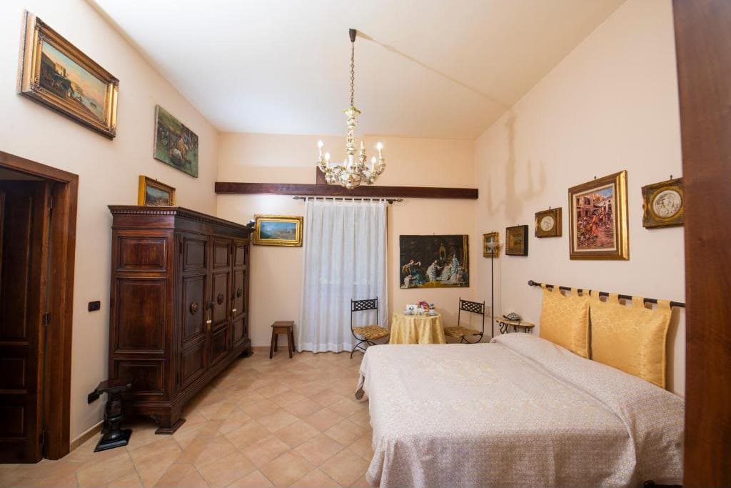 Camera con armadio antico e dettagli caldi