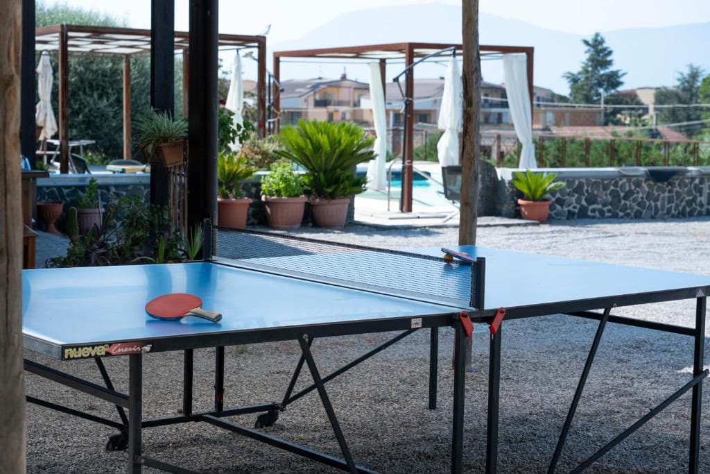 Il tavolo da ping pong all'aperto, vicino alla piscina