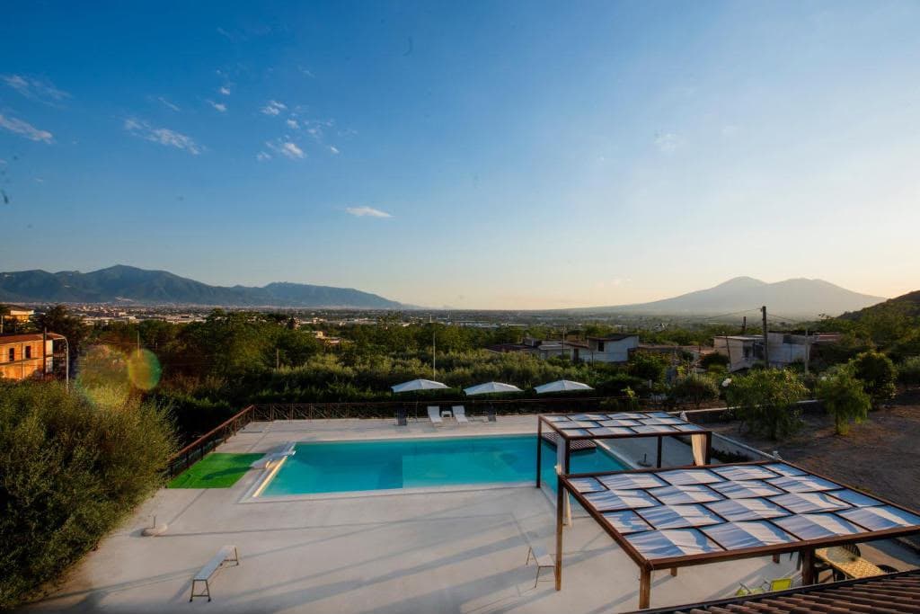 La piscina con vista sulla valle e sul Vesuvio