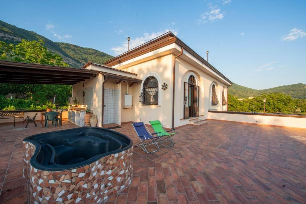 La terrazza panoramica con vasca idromassaggio