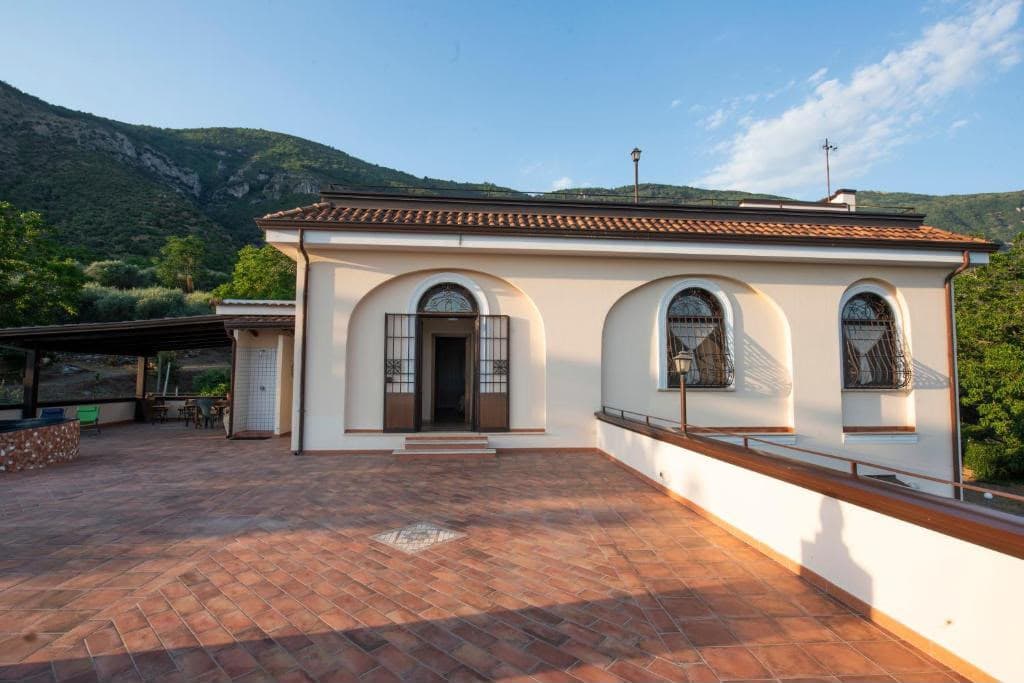 L'ampia terrazza in cotto affacciata sulle montagne