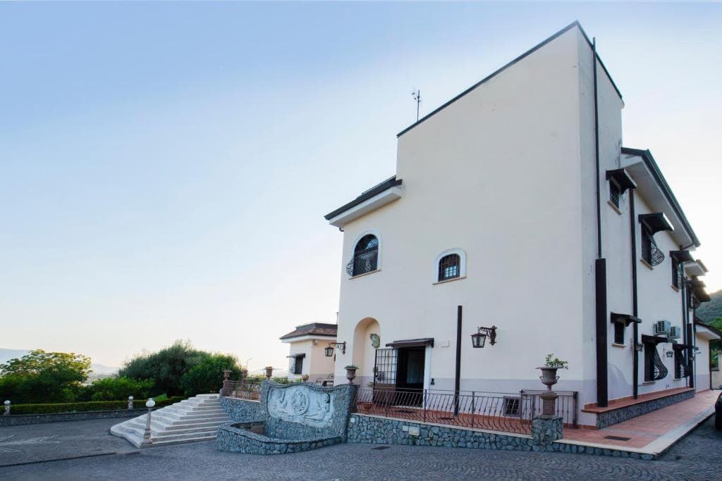 La torre storica della villa vista dall'ingresso