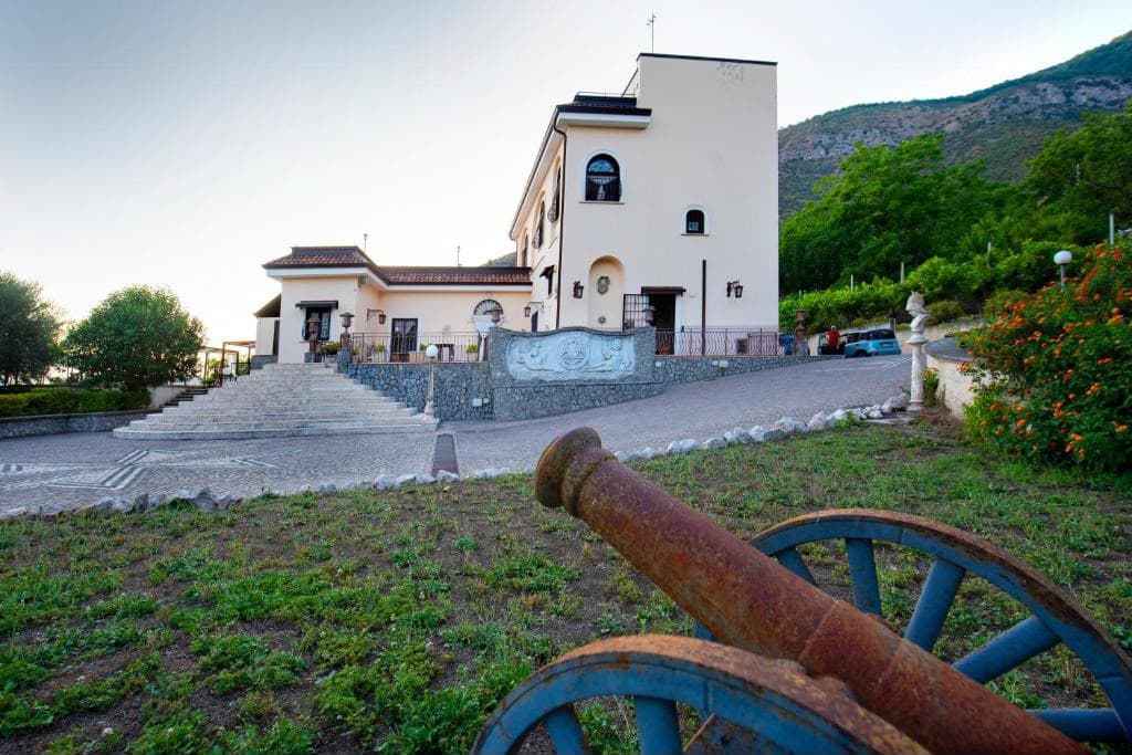 La villa storica del B&B La Grotta dell'Olio al tramonto