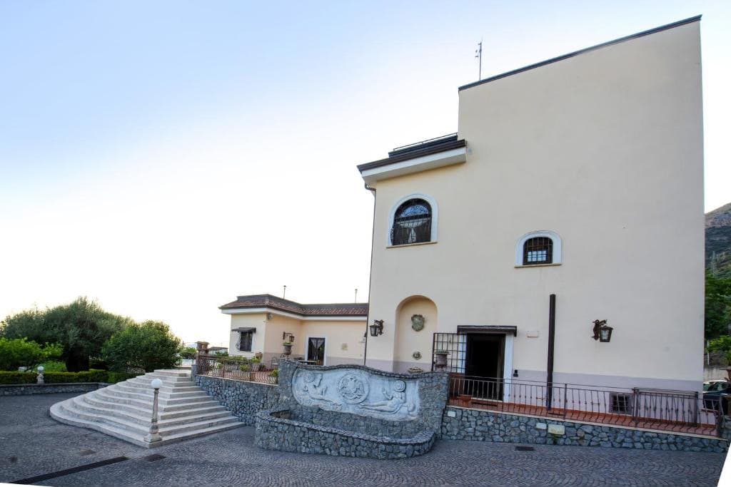 Il cortile in pietra della villa storica con la scalinata